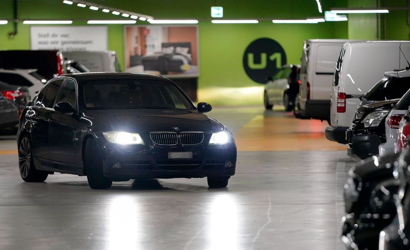 Welches Auto zuerst einparkt, bekommt den Parkplatz – reservieren ist verboten.