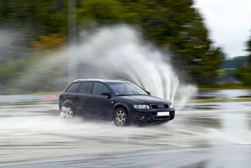 Dieser Autofahrer scheint einen sehr sportlichen Fahrstil zu haben.