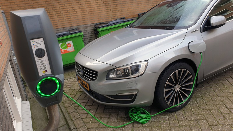 Nicht überall kann man ein Elektroauto wie auf dem Bild laden.