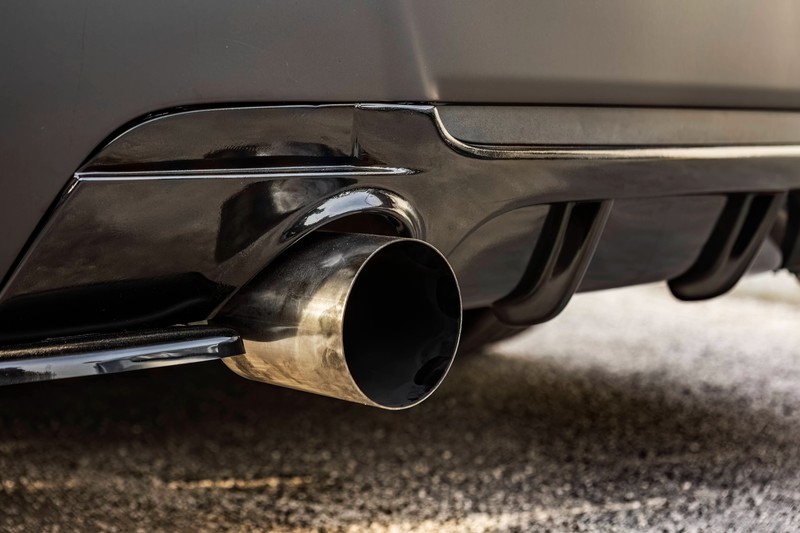 Der Auspuff kann giftige Gase wieder zurück ins Auto führen, wenn er nicht sauber ist.