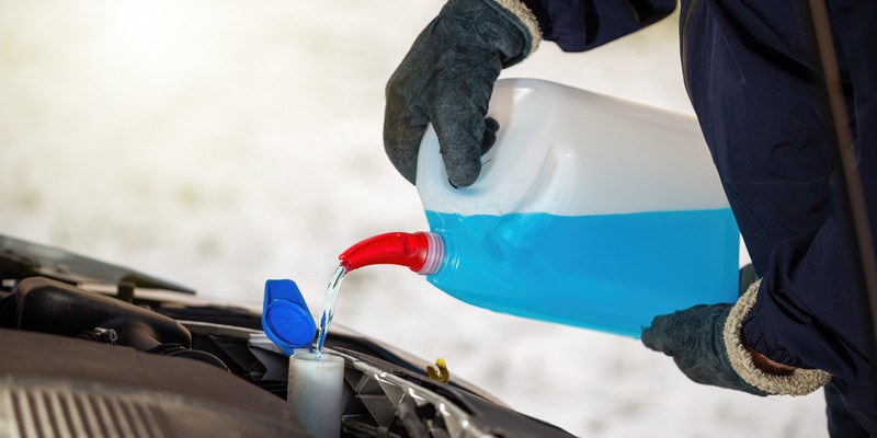 Wie man Frostschutzmittel in das Auto einfüllt