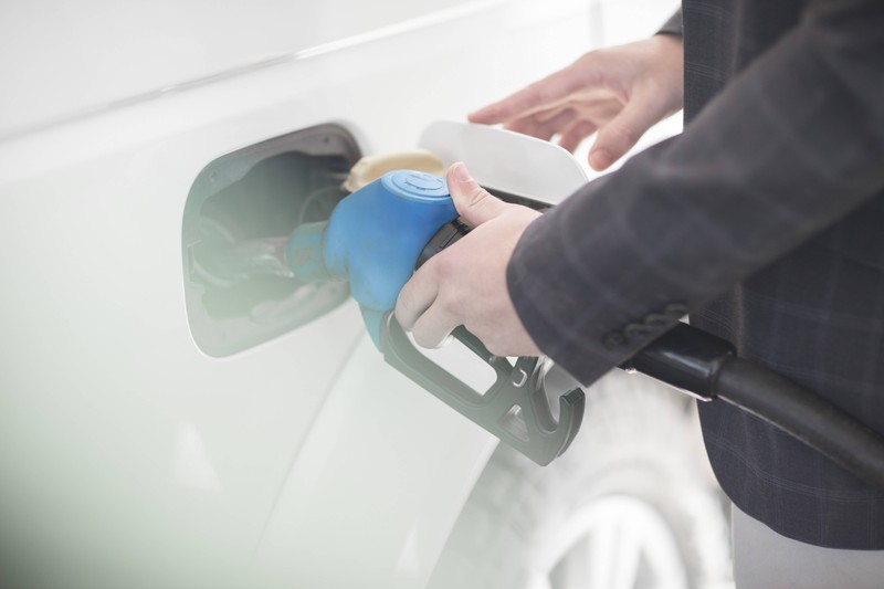 In Apps kann man die Spritpreise in Echtzeit abrufen und die Preise beim Tanken so vergleichen.