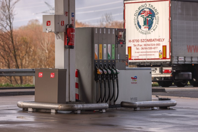 Keine Peanuts: Die Spritpreise an der Autobahn sind deutlich teurer.