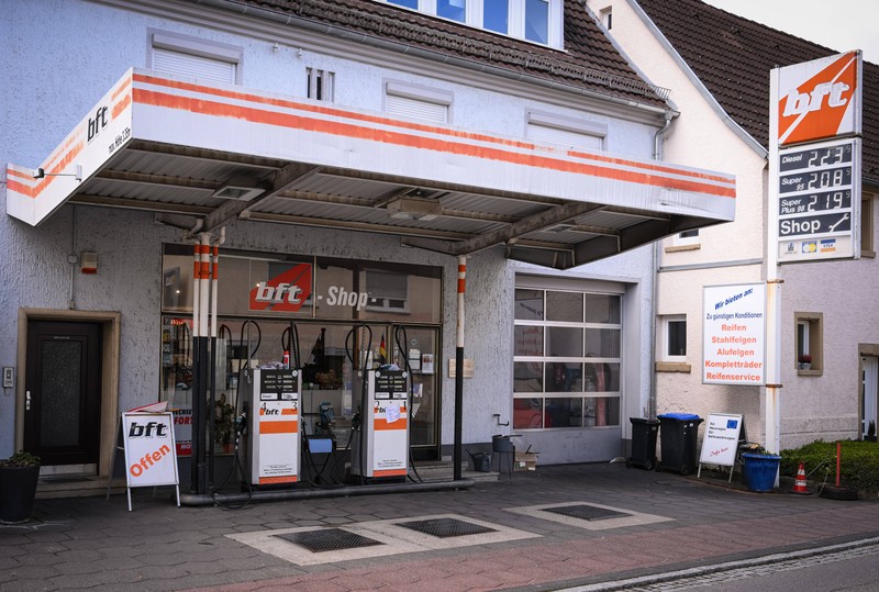 Viele Autofahrer und Autofahrerinnen tanken bei Markentankstellen. Doch wieso eigentlich?