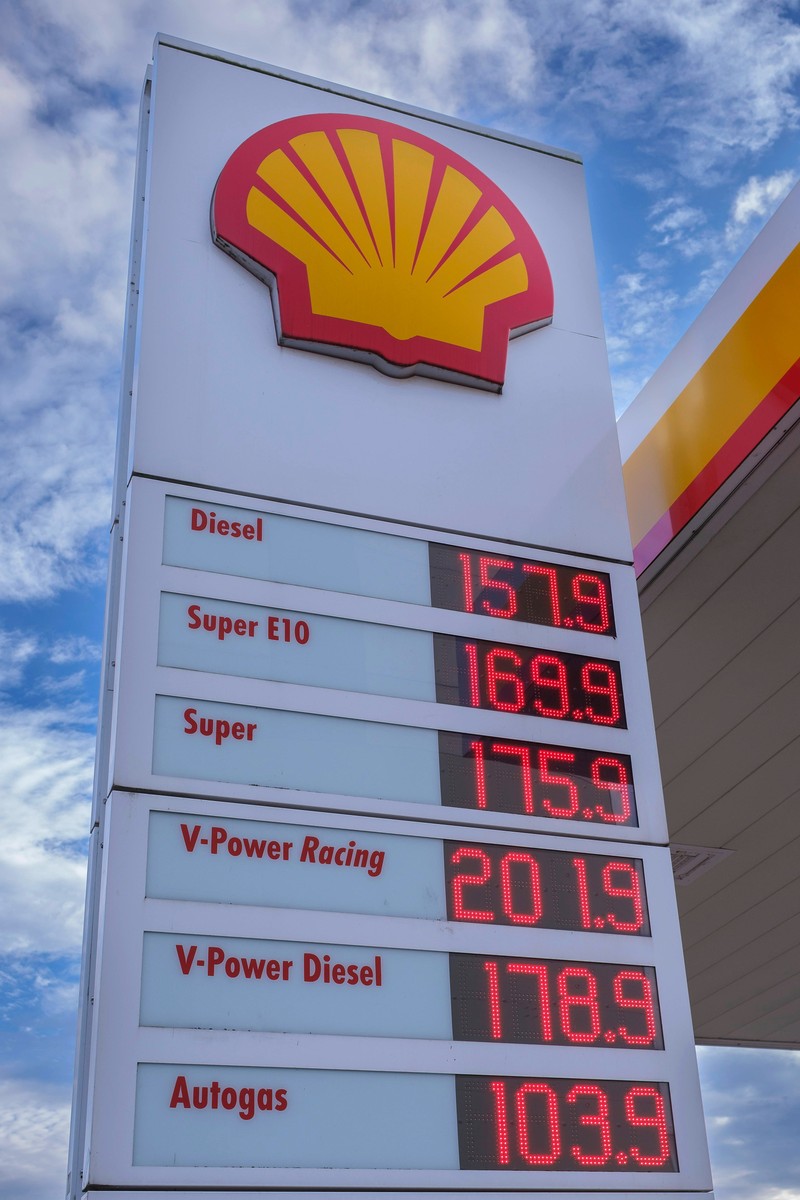 Viele Autofahrer*innen fragen sich: Wieso gibt es drei Nachkommastellen beim Tanken?