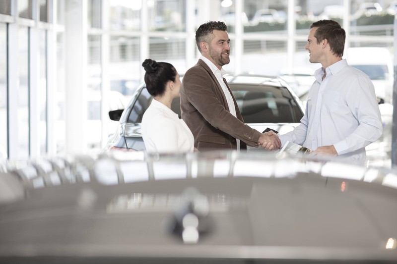 Zwei Käufer sehen beim Autokauf mehr als nur einer
