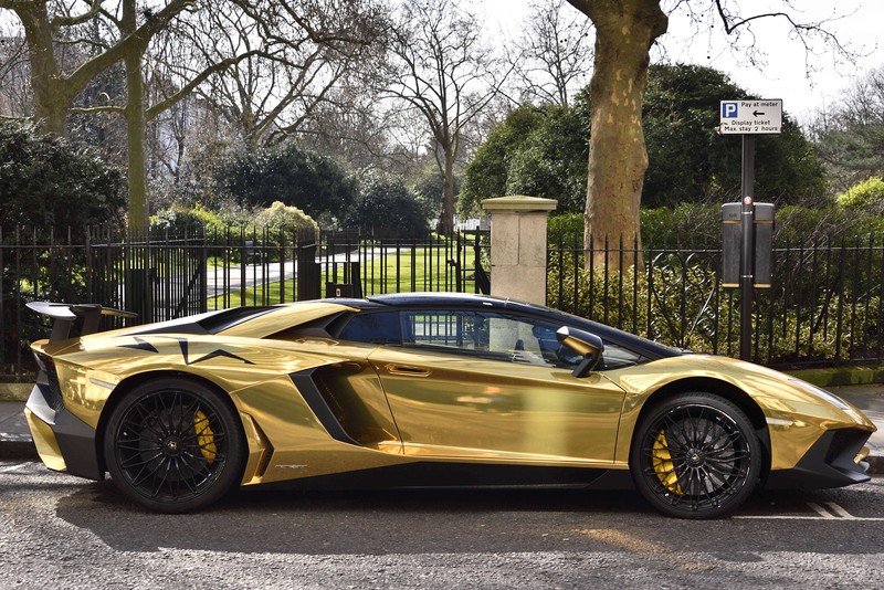 Von wegen ein goldenes Auto kann nicht toll wirken!