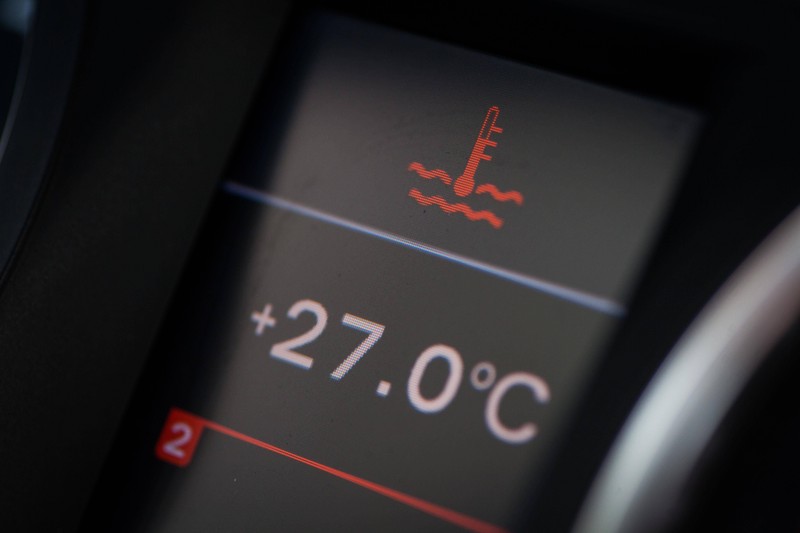Ein Foto von der Anzeige im Auto, die eine hohe Temperatur und Hitze anzeigt