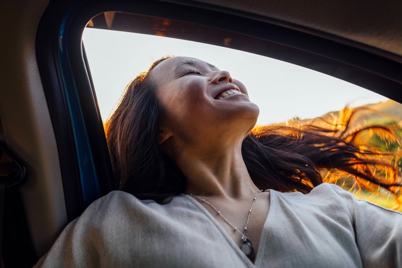 Im Sommer sollte man vor allem im Auto hellere und leichte Kleidung tragen, damit man nicht zu stark überhitzt