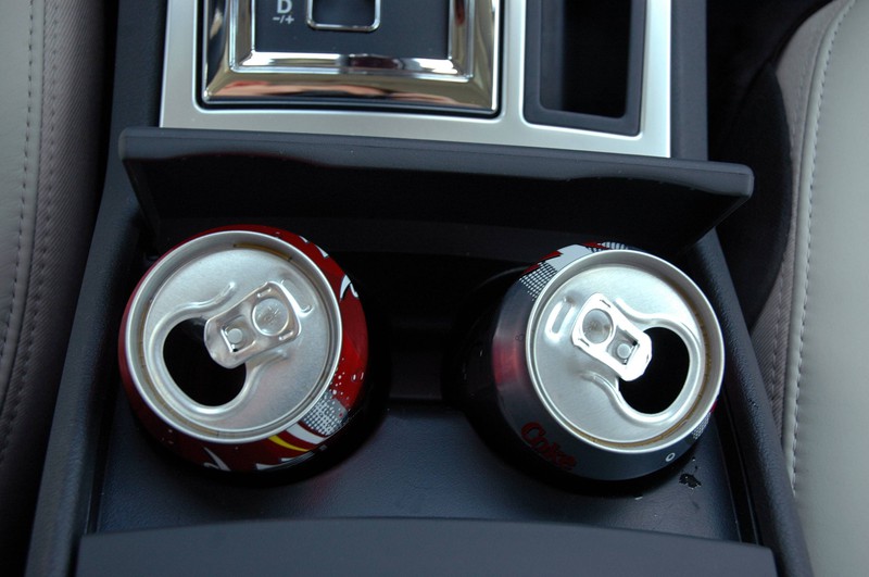Wenn keine Klimaanlage im Auto vorhanden ist, muss eben ein kühles Getränk her.