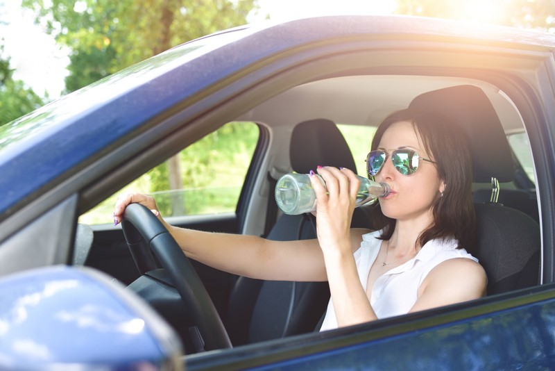 Auch auf Autofahrten sollte man im Sommer genug zu trinken dabei haben.