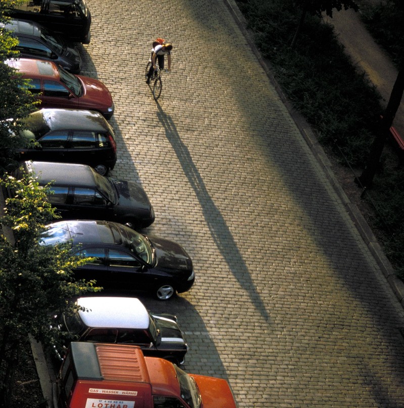 Es ist sinnvoll, sein Auto immer im Schatten zu parken. Vor allem an heißen Tagen.