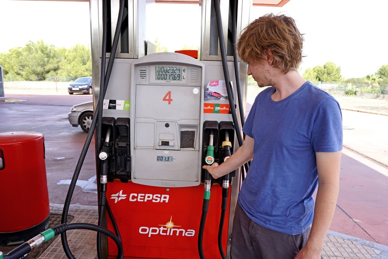 Im Sommer sollte man sein Auto nicht ganz volltanken. Das kann böse enden.