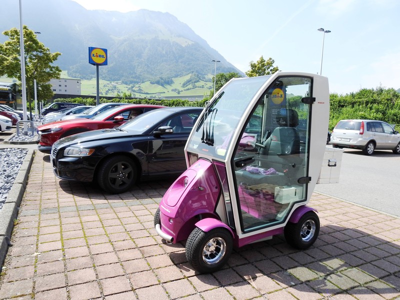 Lustige Autos stehen auf einem Parkplatz