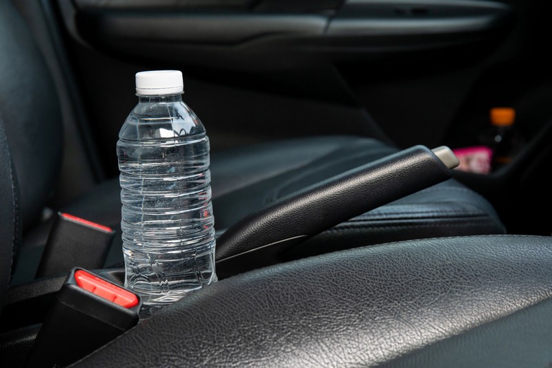 Durch die heißen Sonnenstrahlen kann die Plastikflasche einen Brand auslösen.