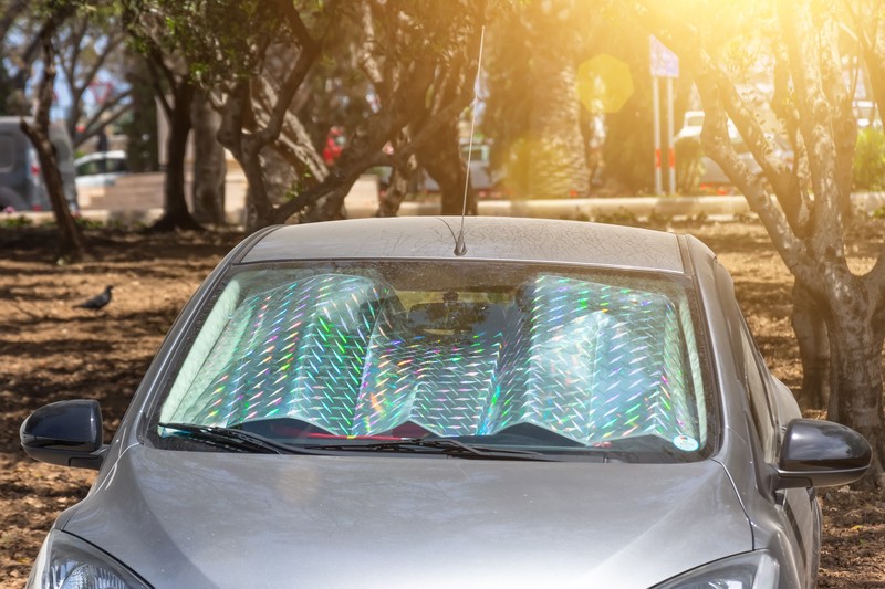 Im Sommer kann das Parken ziemlich unangenehm werden. Das Auto heizt sich auf.