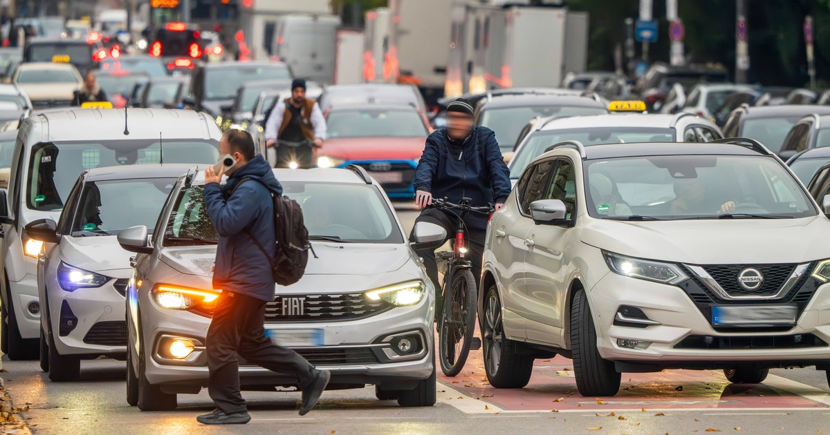 Abstand, Abbiegen und Co.: Das müssen Autofahrer und Radfahrer wissen