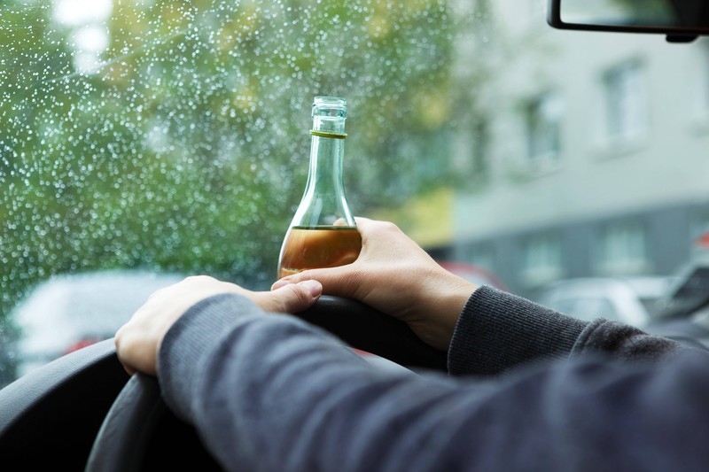 Manche trinken am Steuer und das ist nicht erlaubt.
