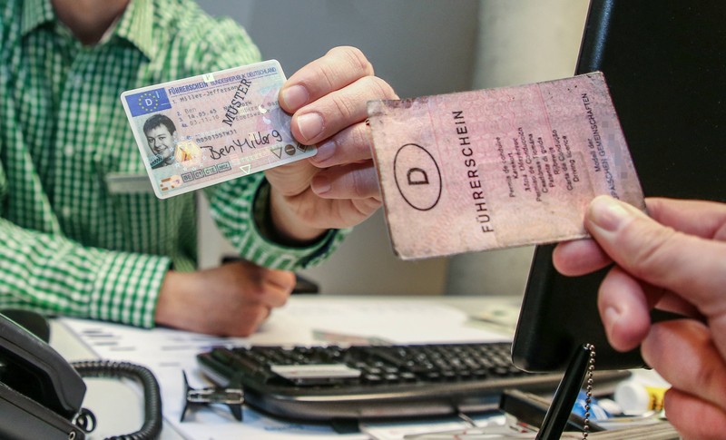 Für den Führerscheintausch braucht man unter anderem seinen Personalausweis.
