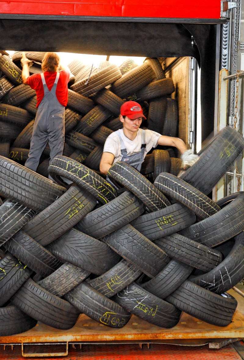 Altreifen auf einem Recyclinghof.
