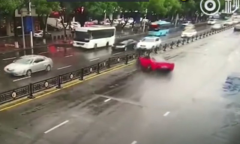 Der Ferrari kommt von der nassen Fahrbahn ab