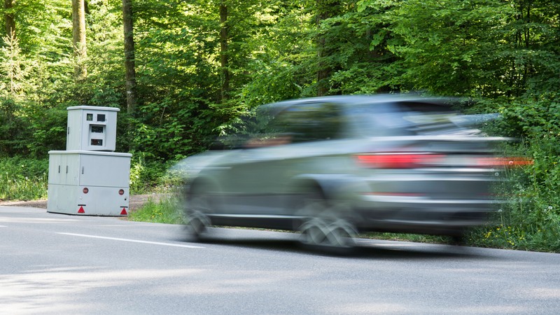Ein Auto wird geblitzt