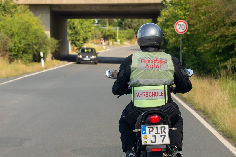 Einige Fahrschulen bieten Auffrischungskurse für Autofahrer*innen an.
