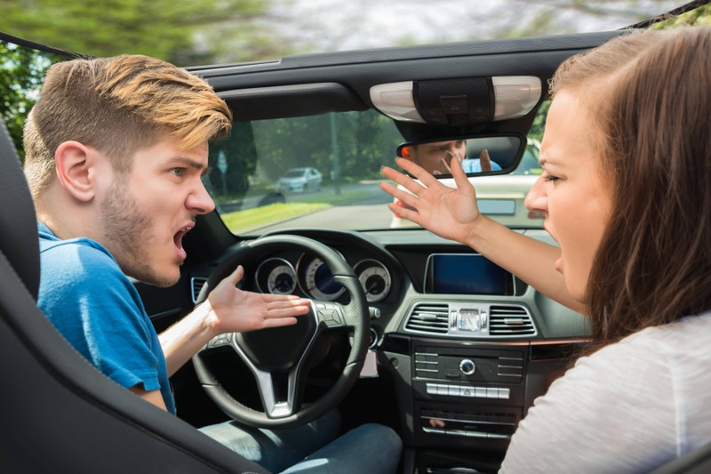 Wer im Auto streitet, gehört nicht zu den besonders guten Autofahrer*innen.