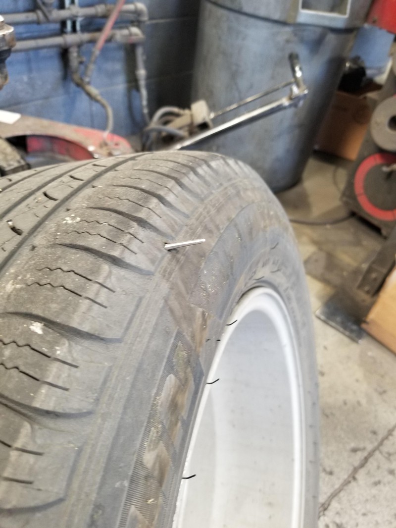 Beim Reifen bohrt sich etwas durch, was nicht sein dürfte.