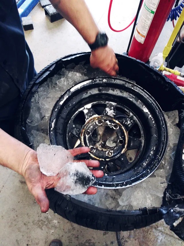 Ein Reifen, der mit sehr viel Eis gefüllt war.