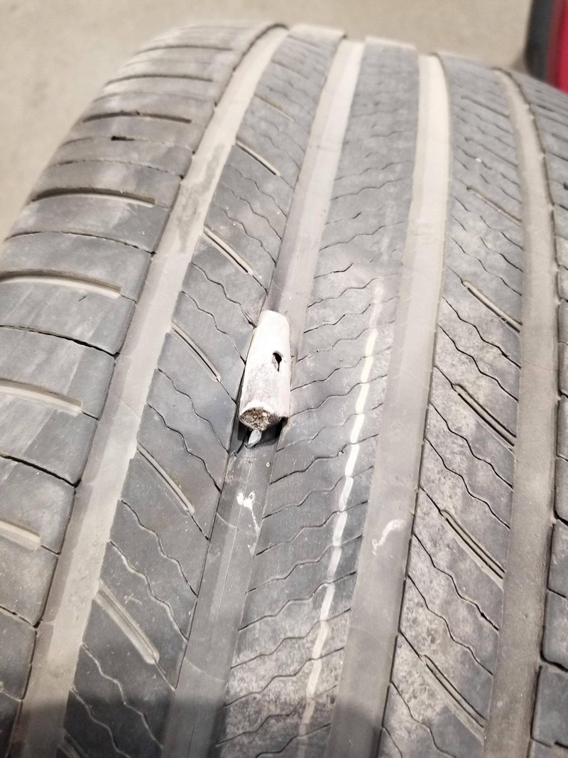 In dem Reifen steckt etwas, was eindeutig ein Fail ist.