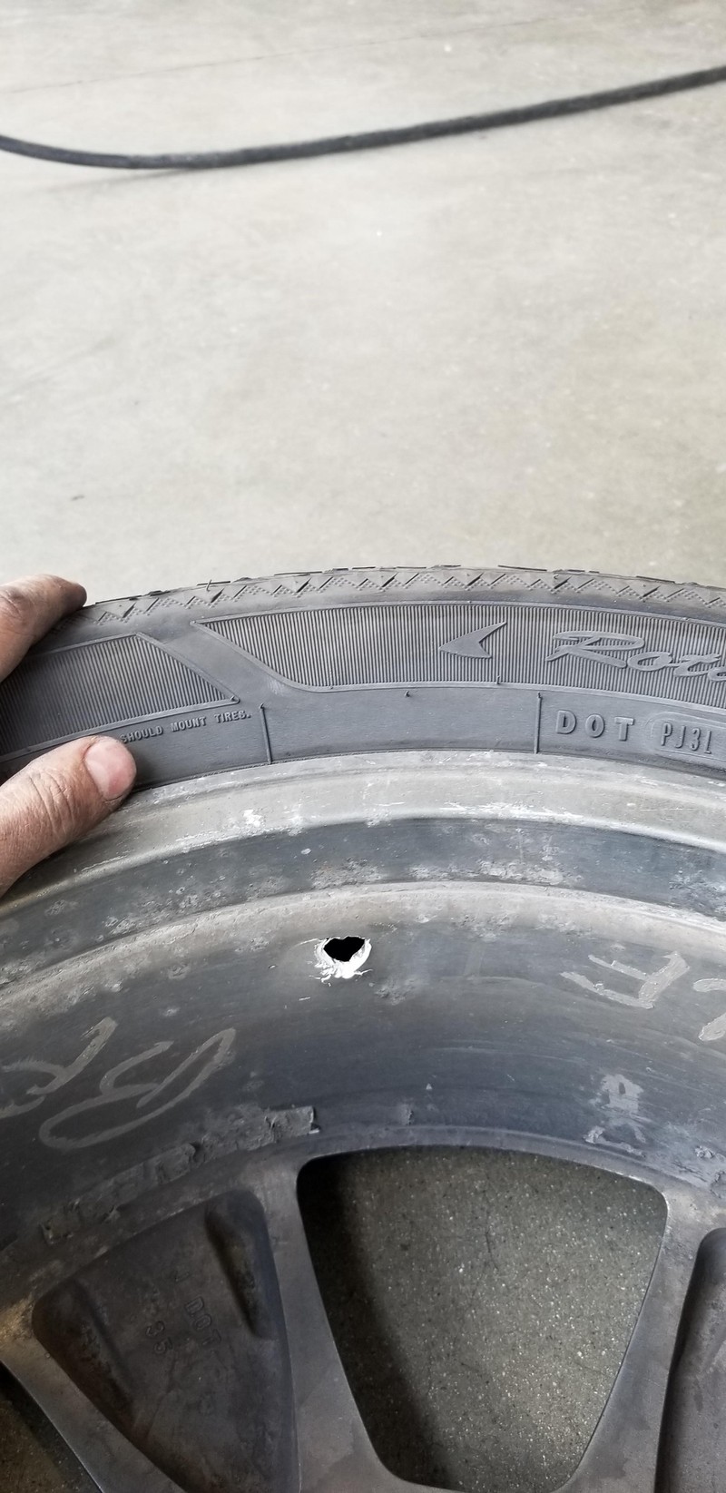 Wir fragen uns, wie dieses Loch in den Reifen gekommen ist.
