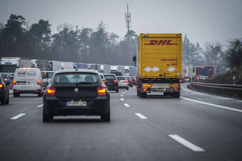 Auf der Autobahn gilt die 20-Sekunden-Regel, an die sich alle Verkehrsteilnehmenden zu halten haben