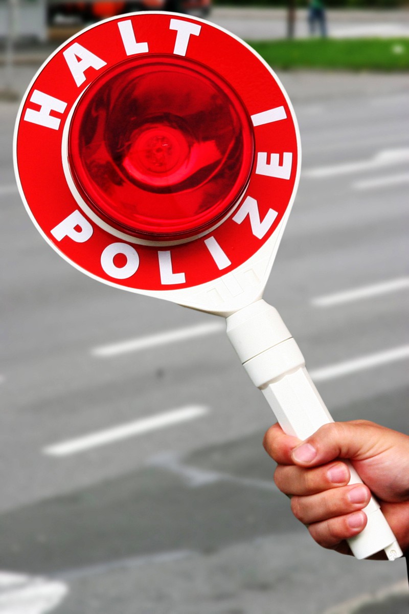 Halt, Polizei - Dieses Stoppschild kommt bei der Polizeikontrolle zum Einsatz.