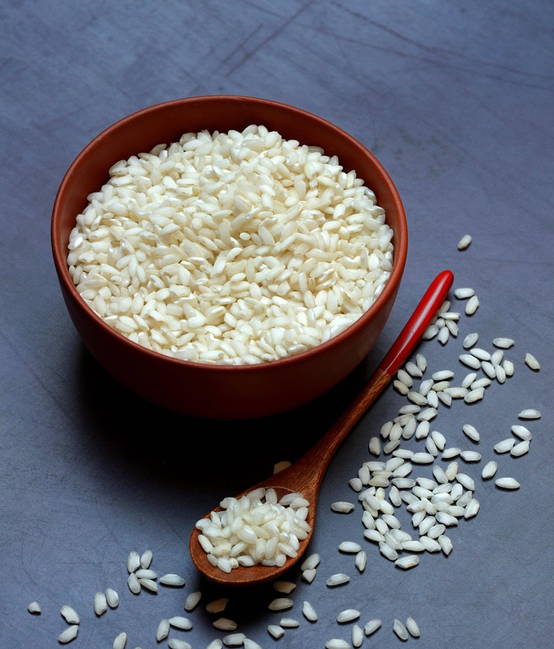 Eine  Schale Reis, die bei der Neutralisierung von Nikotin helfen kann