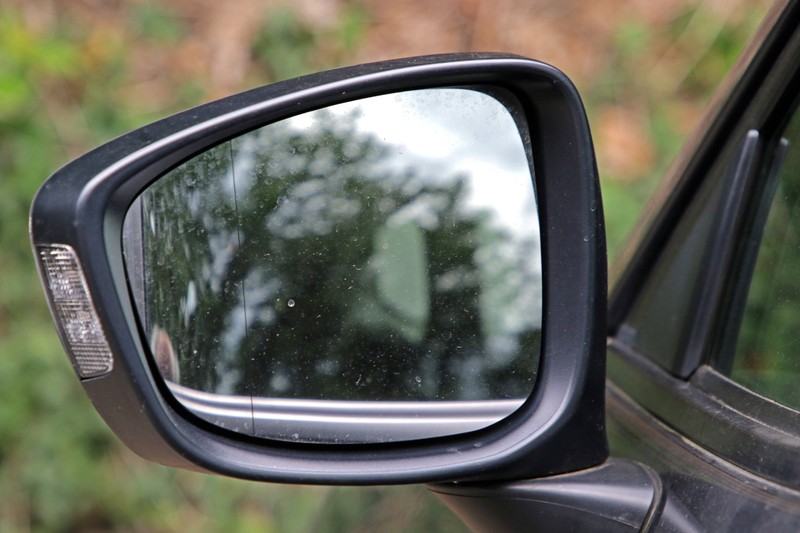 Bei vielen älteren Autos ist ein Bereich vom Seitenspiegel durch eine Linie gekennzeichnet.