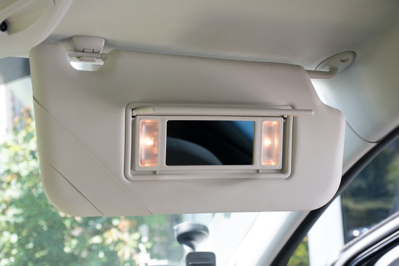 Das ist eine versteckte Funktion in deinem Auto: Die Sonnenblende kann abgenommen werden.