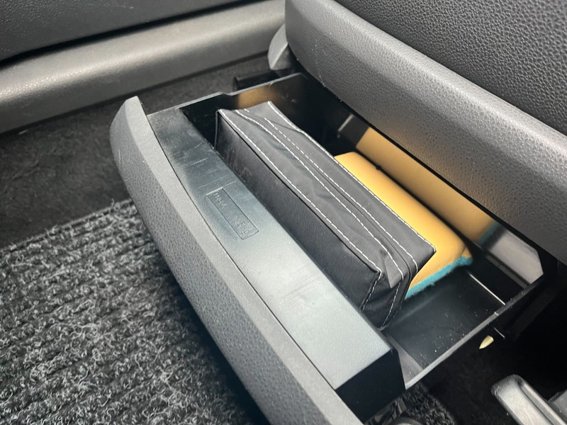 Die versteckte Schublade im Auto kennt fast keiner.