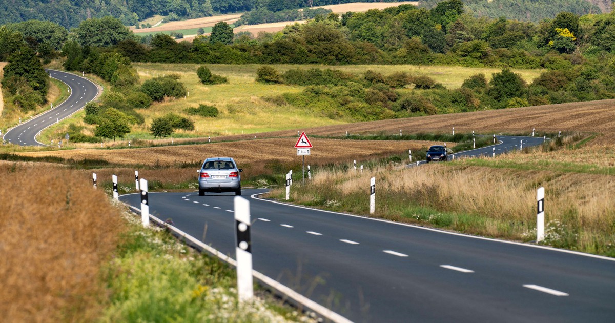 Autobahn und Landstraßen: Das bedeuten die Zeichen auf den Leitpfosten