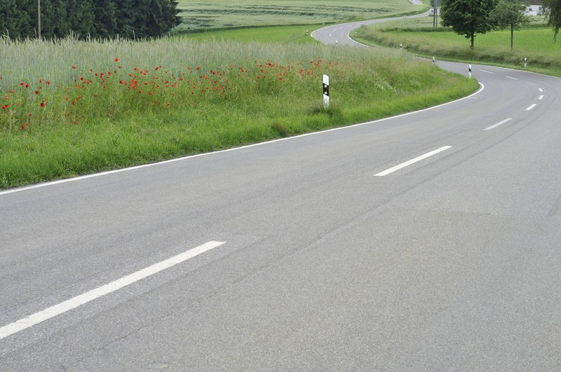 Landstraßen tragen ihren Namen nicht, weil sie übers Land führen.