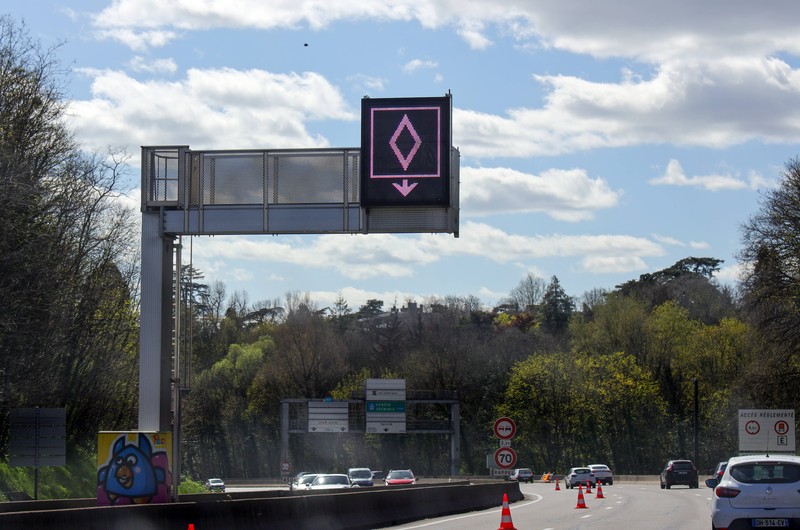 Frankreichs neues Verkehrsschild: Weiße Raute regelt exklusive Fahrspuren und droht bei Missachtung mit Bußgeld.
