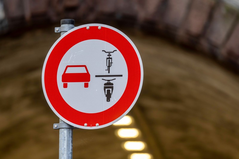 Mit dem Schild wird ein „Fahrrad-Überholverbot“ angezeigt.