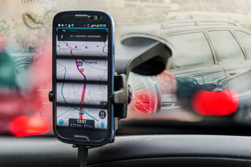 Auch das Smartphone sollte einen festen Platz in deinem Auto haben