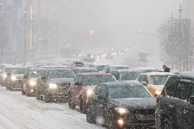 Achte darauf, immer ausreichenden Sicherheitsabstand zu halten, um für winterliche Straßenverhältnisse gerüstet zu sein.
