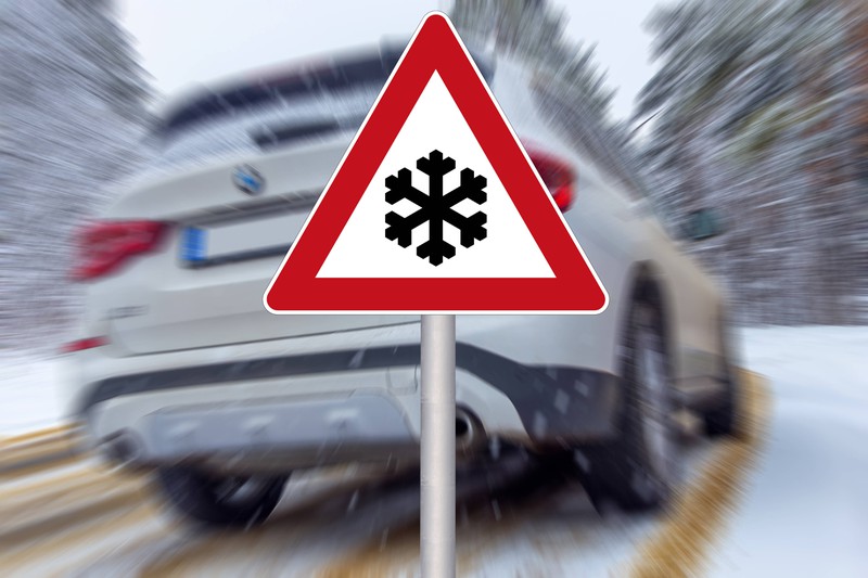 Das Autofahren im Winter erfordert besondere Aufmerksamkeit und Vorsicht, da Schnee und Eis die Straßen in gefährliche Rutschbahnen verwandeln können.