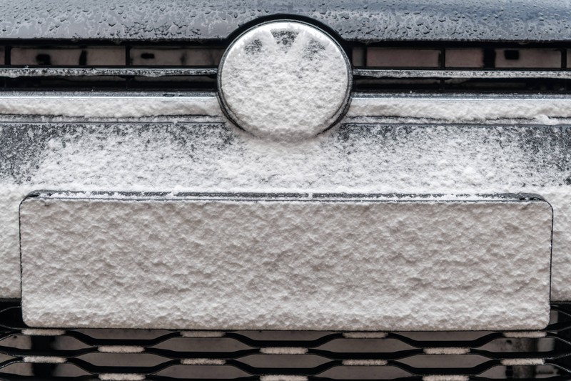 Dein Nummernschild ist vereist, doch du fährst trotzdem damit durch die Gegend? Das kann teuer werden.