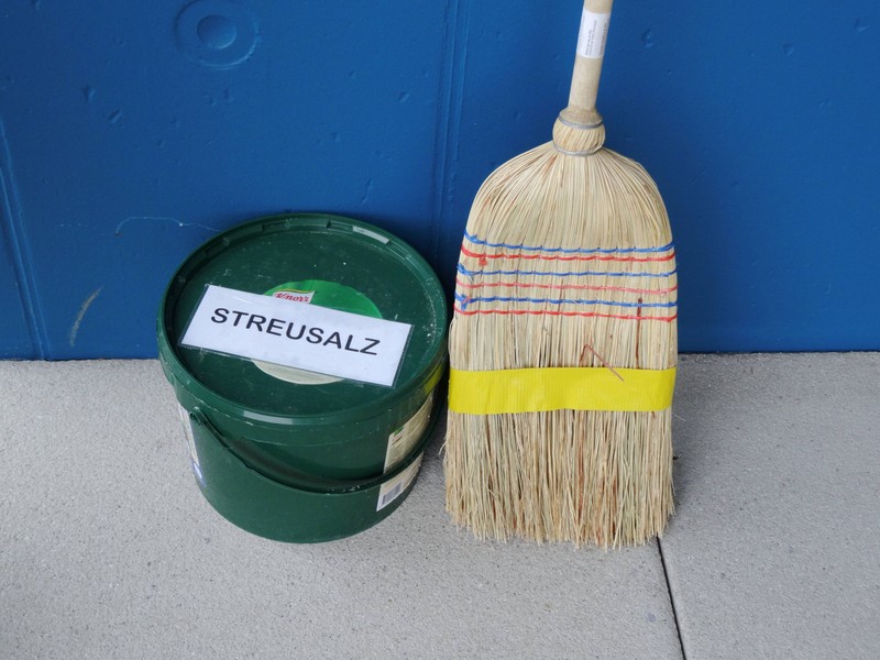 Streusalz ist kostengünstig ist und wirkt schnell.