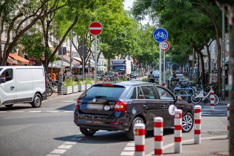 Verkehrsschilder sind Teil des Straßenverkehrs. Doch kennst du auch die Bedeutung aller Schilder?