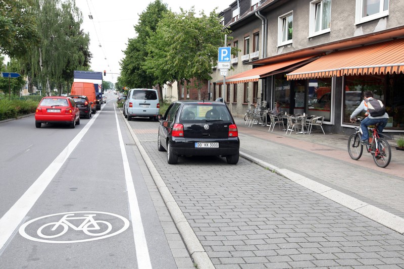 Auch an Kreuzungen muss der Abstand zum Radweg eingehalten werden.