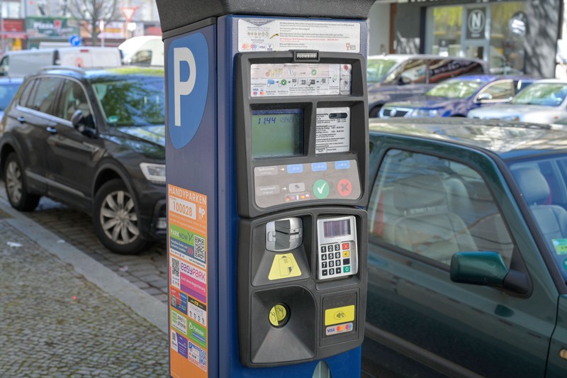 Bei defektem Parkautomaten dürfen Fahrer auch gratis mit Parkscheibe parken. Dies gilt aber nur wenn kein weiterer, funktionierender Parkautomat in der Nähe steht.